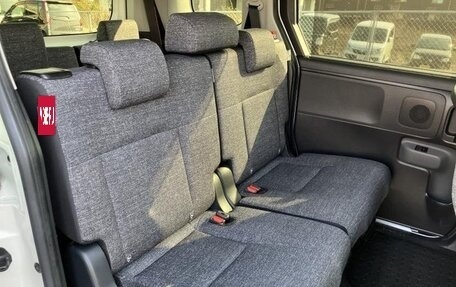 Toyota Sienta, 2023 год, 1 054 000 рублей, 17 фотография