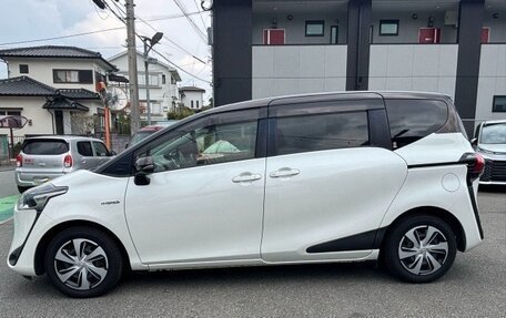 Toyota Sienta II, 2022 год, 1 037 000 рублей, 8 фотография
