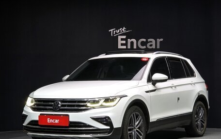 Volkswagen Tiguan II, 2022 год, 2 520 000 рублей, 1 фотография