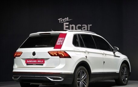 Volkswagen Tiguan II, 2022 год, 2 520 000 рублей, 2 фотография