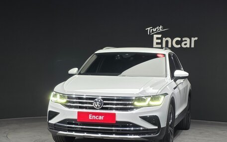 Volkswagen Tiguan II, 2021 год, 2 420 000 рублей, 3 фотография