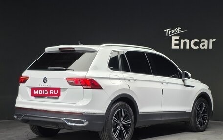 Volkswagen Tiguan II, 2021 год, 2 420 000 рублей, 2 фотография