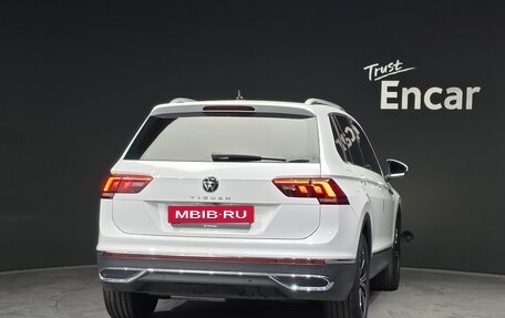 Volkswagen Tiguan II, 2021 год, 2 420 000 рублей, 4 фотография
