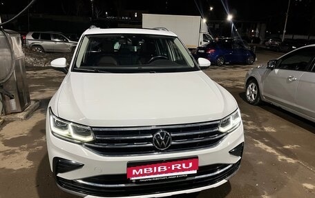 Volkswagen Tiguan II, 2021 год, 3 830 000 рублей, 2 фотография