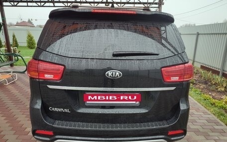 KIA Carnival III, 2018 год, 2 700 000 рублей, 2 фотография