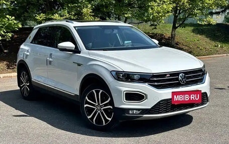 Volkswagen T-Roc I, 2022 год, 1 530 000 рублей, 2 фотография