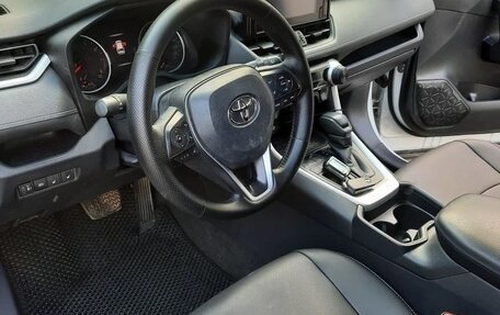 Toyota RAV4, 2021 год, 3 200 000 рублей, 6 фотография