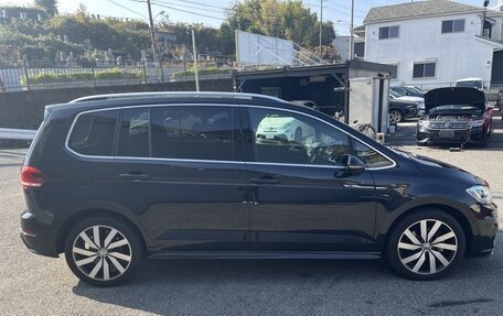Volkswagen Touran III, 2022 год, 953 000 рублей, 3 фотография