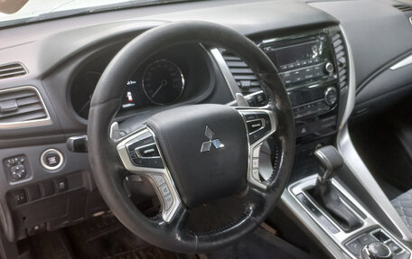 Mitsubishi Pajero Sport III рестайлинг, 2017 год, 2 650 000 рублей, 5 фотография