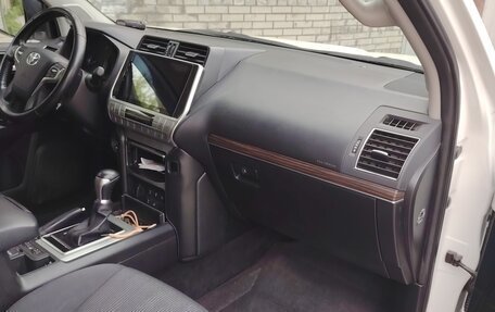 Toyota Land Cruiser Prado 150 рестайлинг 2, 2018 год, 5 000 000 рублей, 16 фотография