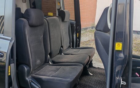 Toyota Voxy II, 2010 год, 1 100 000 рублей, 12 фотография