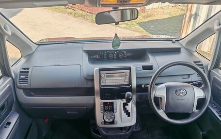 Toyota Voxy II, 2010 год, 1 100 000 рублей, 17 фотография