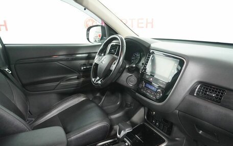 Mitsubishi Outlander III рестайлинг 3, 2017 год, 1 995 000 рублей, 10 фотография
