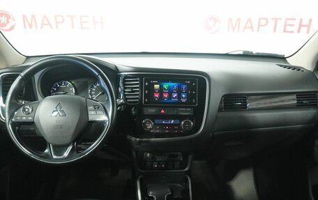 Mitsubishi Outlander III рестайлинг 3, 2017 год, 1 995 000 рублей, 15 фотография