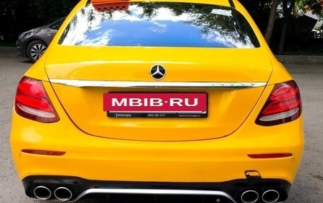 Mercedes-Benz E-Класс, 2019 год, 1 800 000 рублей, 4 фотография