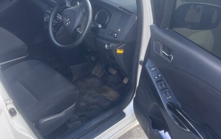 Toyota ISis I, 2012 год, 1 400 000 рублей, 24 фотография