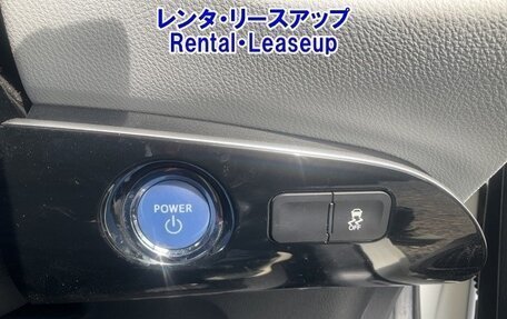 Toyota Prius IV XW50, 2016 год, 1 560 000 рублей, 4 фотография
