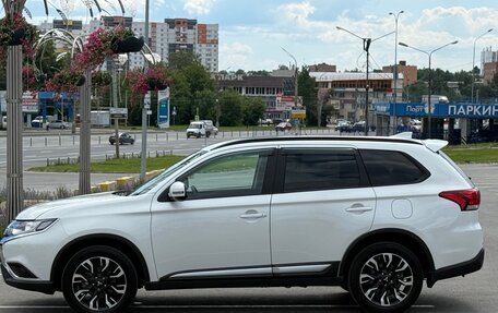 Mitsubishi Outlander III рестайлинг 3, 2022 год, 2 800 000 рублей, 2 фотография