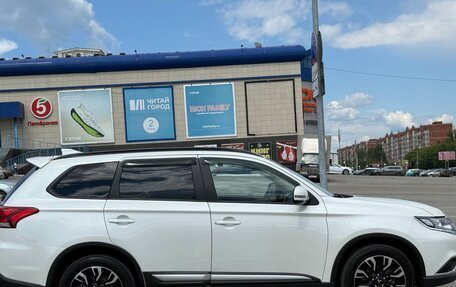 Mitsubishi Outlander III рестайлинг 3, 2022 год, 2 800 000 рублей, 3 фотография