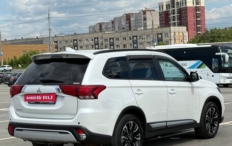 Mitsubishi Outlander III рестайлинг 3, 2022 год, 2 800 000 рублей, 5 фотография