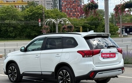 Mitsubishi Outlander III рестайлинг 3, 2022 год, 2 800 000 рублей, 4 фотография