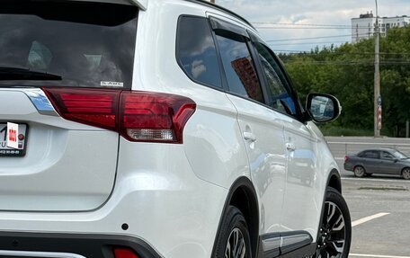Mitsubishi Outlander III рестайлинг 3, 2022 год, 2 800 000 рублей, 11 фотография