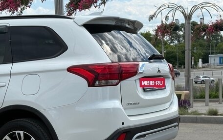 Mitsubishi Outlander III рестайлинг 3, 2022 год, 2 800 000 рублей, 10 фотография