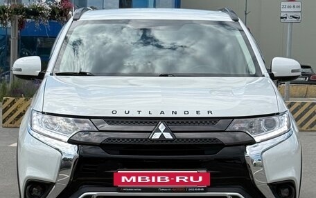 Mitsubishi Outlander III рестайлинг 3, 2022 год, 2 800 000 рублей, 7 фотография