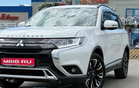Mitsubishi Outlander III рестайлинг 3, 2022 год, 2 800 000 рублей, 8 фотография