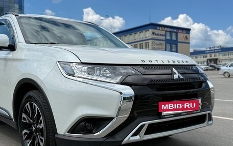 Mitsubishi Outlander III рестайлинг 3, 2022 год, 2 800 000 рублей, 16 фотография