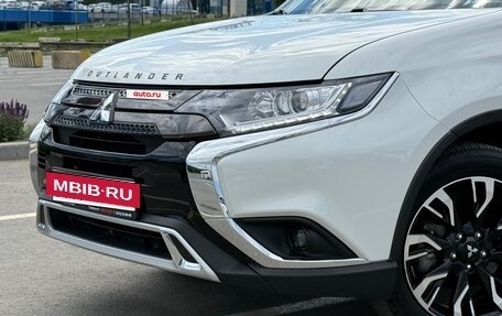 Mitsubishi Outlander III рестайлинг 3, 2022 год, 2 800 000 рублей, 9 фотография