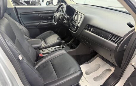 Mitsubishi Outlander III рестайлинг 3, 2015 год, 2 390 000 рублей, 13 фотография