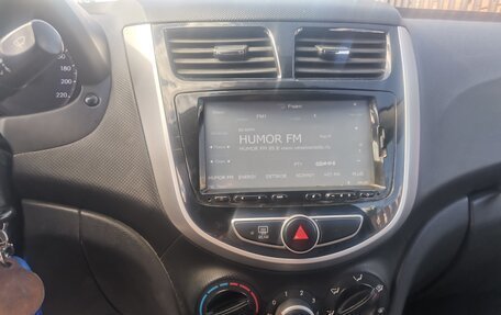Hyundai Solaris II рестайлинг, 2012 год, 700 000 рублей, 22 фотография