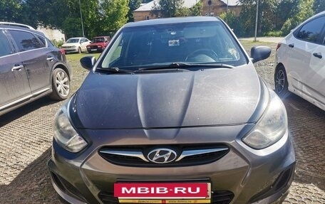 Hyundai Solaris II рестайлинг, 2012 год, 700 000 рублей, 24 фотография