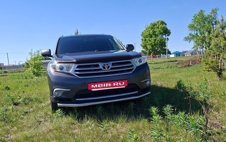 Toyota Highlander III, 2012 год, 1 850 000 рублей, 2 фотография