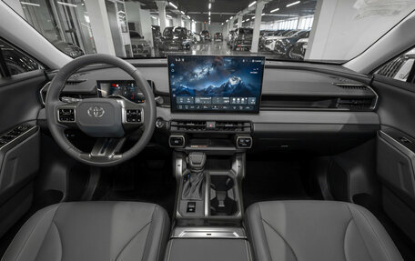 Toyota RAV4, 2025 год, 4 050 000 рублей, 18 фотография