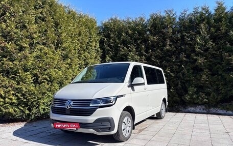 Volkswagen Caravelle T6 рестайлинг, 2021 год, 6 000 000 рублей, 2 фотография