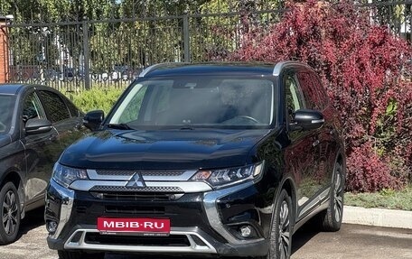 Mitsubishi Outlander III рестайлинг 3, 2019 год, 3 299 000 рублей, 1 фотография