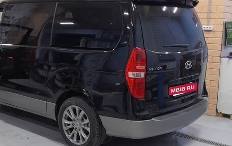 Hyundai H-1 II рестайлинг, 2011 год, 2 000 000 рублей, 4 фотография