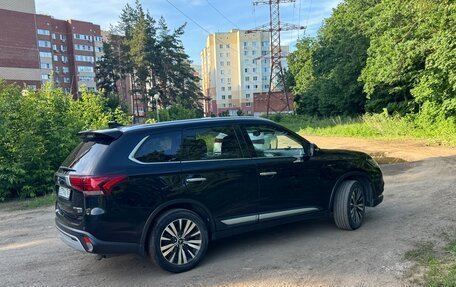 Mitsubishi Outlander III рестайлинг 3, 2019 год, 3 299 000 рублей, 6 фотография