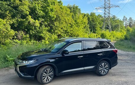 Mitsubishi Outlander III рестайлинг 3, 2019 год, 3 299 000 рублей, 5 фотография