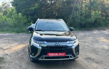 Mitsubishi Outlander III рестайлинг 3, 2019 год, 3 299 000 рублей, 3 фотография