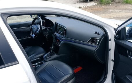 Hyundai Elantra VI рестайлинг, 2017 год, 895 000 рублей, 3 фотография