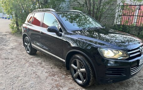 Volkswagen Touareg III, 2011 год, 2 350 000 рублей, 2 фотография