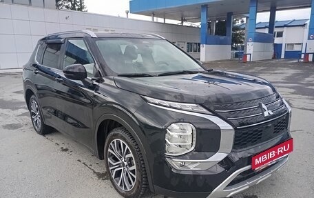 Mitsubishi Outlander, 2022 год, 3 400 000 рублей, 2 фотография