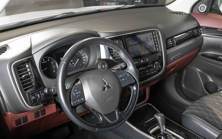Mitsubishi Outlander III рестайлинг 3, 2022 год, 2 673 300 рублей, 6 фотография