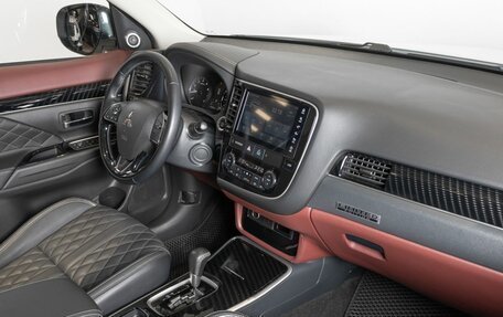 Mitsubishi Outlander III рестайлинг 3, 2022 год, 2 673 300 рублей, 8 фотография