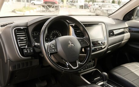 Mitsubishi Outlander III рестайлинг 3, 2020 год, 2 540 000 рублей, 5 фотография
