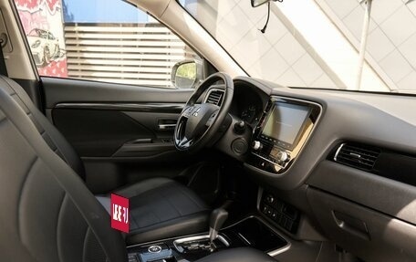 Mitsubishi Outlander III рестайлинг 3, 2020 год, 2 540 000 рублей, 6 фотография