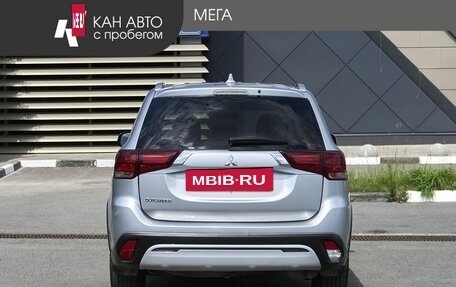Mitsubishi Outlander III рестайлинг 3, 2020 год, 2 540 000 рублей, 4 фотография